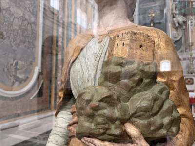 ... il braccio sinistro sorregge ancora i tre colli, simbolo di Irsina